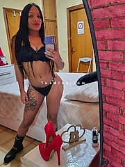 Nera e Latina a Roma: Un Mix Esplosivo di Passione e Piacere Senza Limiti